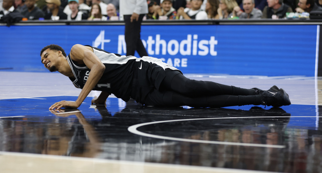 Ο Βίκτορ Γουεμπανιαμά τραυματίστηκε στο ματς των Σπερς με τους Νικς/Photo by Ronald Cortes/Getty Images