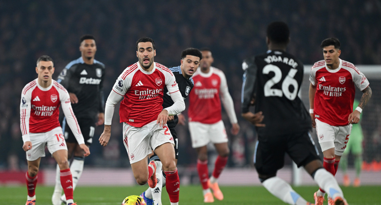 Ο Μικέλ Μερίνο της Άρσεναλ καταδιώκεται από παίκτες της Άστον Βίλα / Πηγή: David Price / Arsenal FC via Getty Images