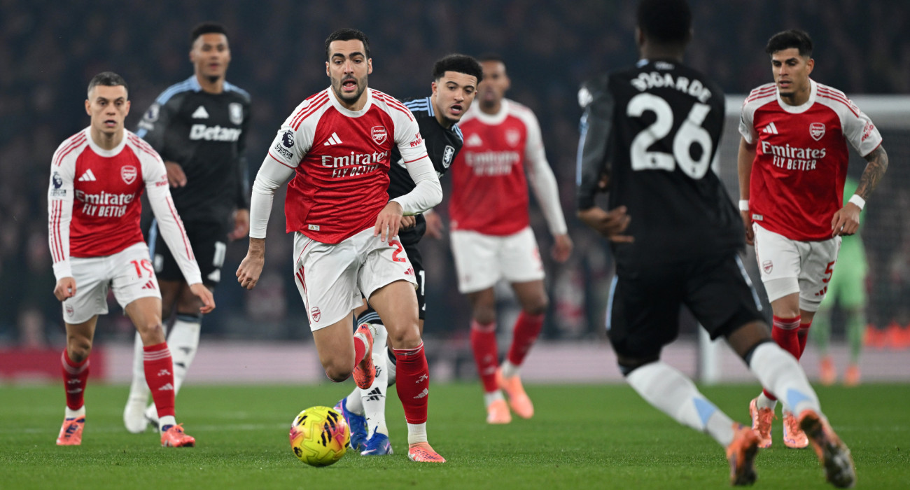 Ο Μικέλ Μερίνο της Άρσεναλ καταδιώκεται από παίκτες της Άστον Βίλα / Πηγή: David Price / Arsenal FC via Getty Images