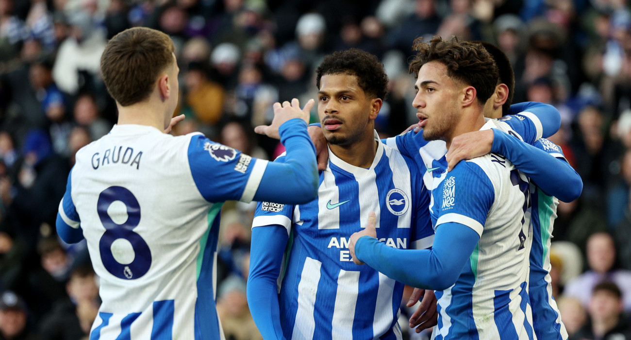 O Τζορτζίνο Ρούτερ σκόραρε μετά από... άγγιγμα του Κωστούλα και οι δυο τους μαζί μ τους συμπαίκτες του στην Μπράιτον πανηγυρίζουν / Πηγή: Steve Bardens / Getty Images