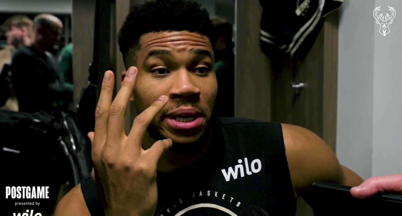 Ο Γιάννης Αντετοκούνμπο μιλάει στους δημοσιογράφους στα αποδυτήρια των Μπακς/printscreen