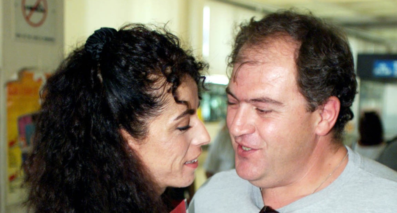 Η Βούλα Πατουλίδου και ο Δημήτρης Ζαρζαβατσίδης στην αναχώ΄ρηση της Εθνικής ομάδας στίβου το 1999 / Πηγή: Intime