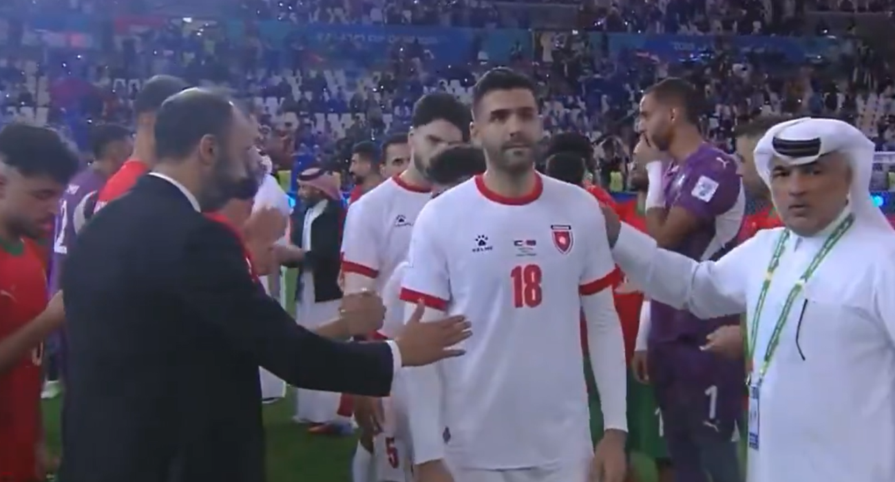 Οι παίκτες της Ιρδανίας αγνοούν τον προπονητή του Μαρόκου / Screenshot
