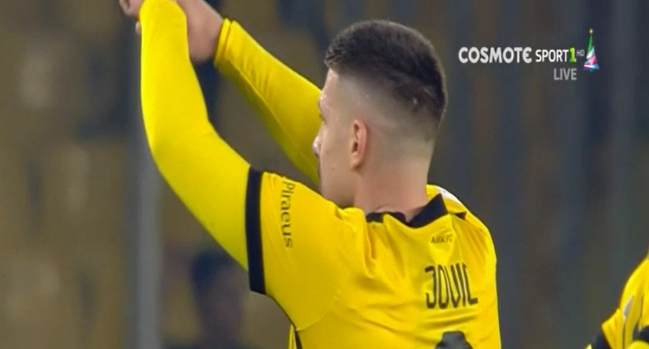Ο Λούκα Γιόβιτς κάνει το σήμα του VAR στον πανηγυρισμό του / Screenshot