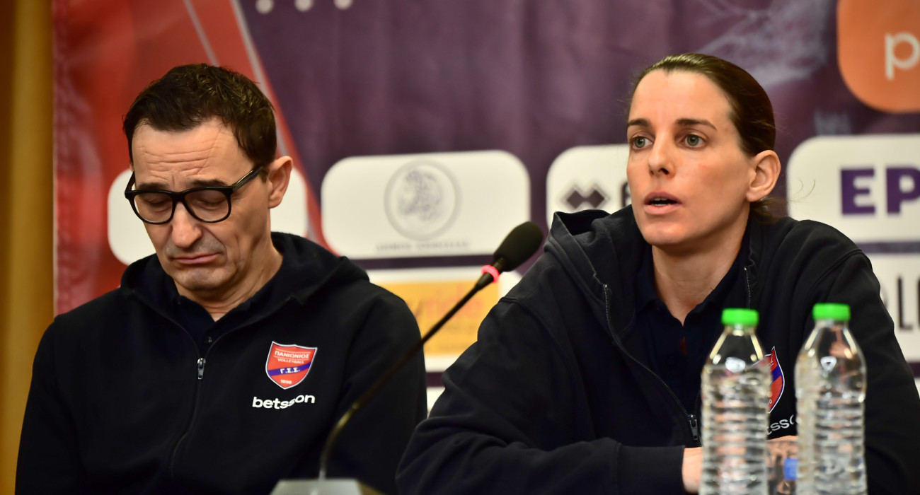 Η αρχηγός του Πανιωνίου Betsson, Ιωάννα Καρέλια κι ο προπονητής Ντράγκαν Νέσιτς στη συνέντευξη Τύπου πριν τον μεγάλο τελικό στο Σούπερ Καπ Γυναικών 2025 / Πηγή: Eurokinissi