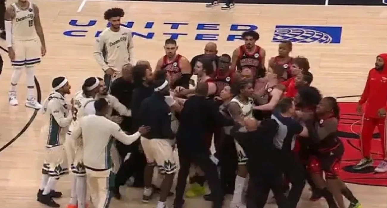 Σύρραξη μετά το φινάλε του αγώνα των Μπουλς με τους Μπακς/printscreen