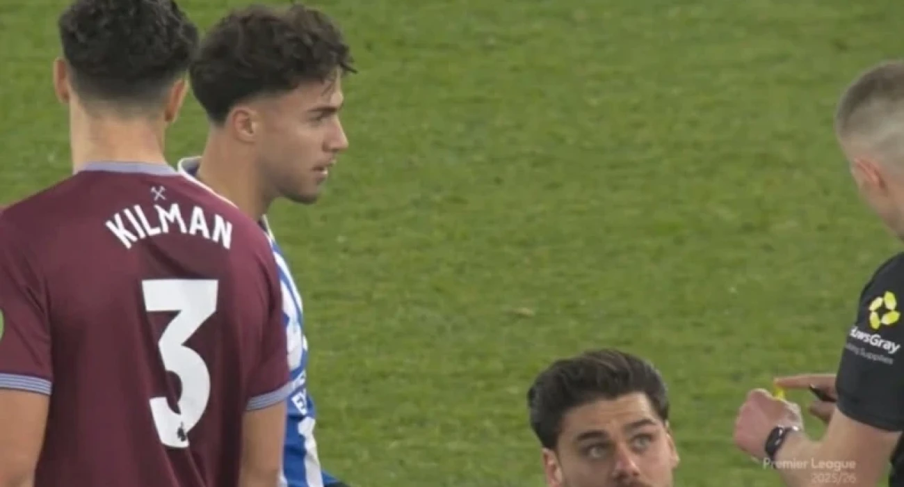 Η κάρτα που δέχθηκε ο Κωστούλας στο Μπράιτον-Γουέστ Χαμ / Screenshot