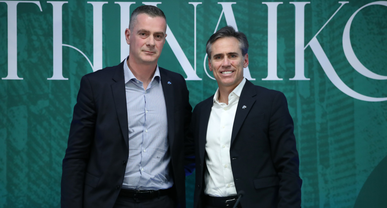 Οι δύο διευθυντές του Παναθηναϊκού, Στέφανος Κοτσόλης και ο Μιγκέλ Άνχελ Κορόνα, κατά την επίσημη παρουσίασή τους - ΠΗΓΗ: ΙΝΤΙΜΕ