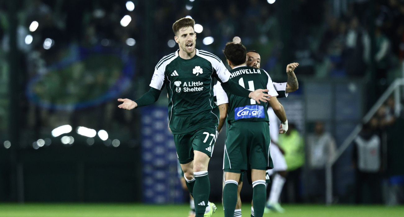 Ο Γιώργος Κυριακόπουλος πανηγυρίζει μετά την ασίστ που έδωσε στον Μίλος Πάντοβιτς στο ματς με τον ΠΑΟΚ - ΠΗΓΗ: ΙΝΤΙΜΕ