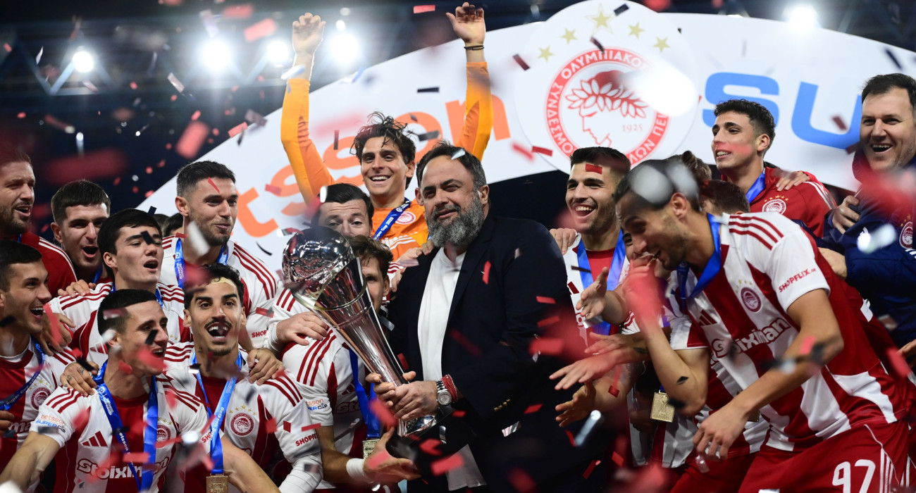 Ο Βαγγέλης Μαρινάκης πανηγυρίζει με τους ποδοσφαιριστές του Ολυμπιακού την κστάκτηση του Super Cup / Πηγή: Eurokinissi