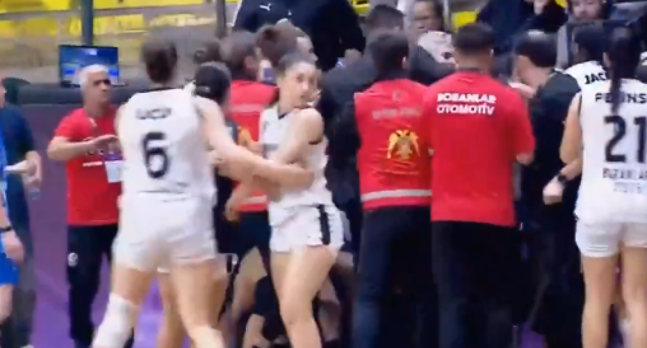 Σκηνές χάους σε πρωτάθλημα Γυναικών της Τουρκίας / Screenshot