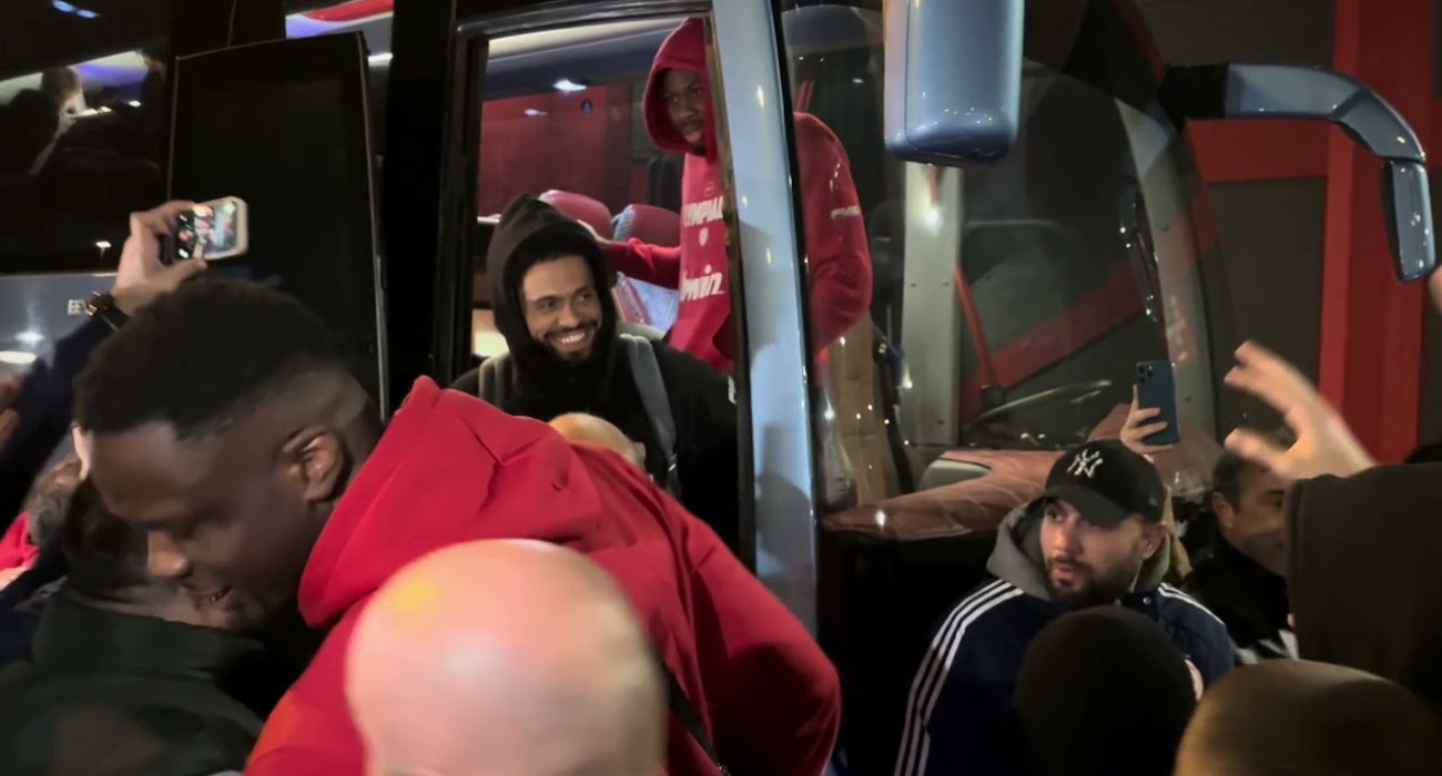 Η υποδοχή της ομάδας του Ολυμπιακού στο ΣΕΦ/printscreen