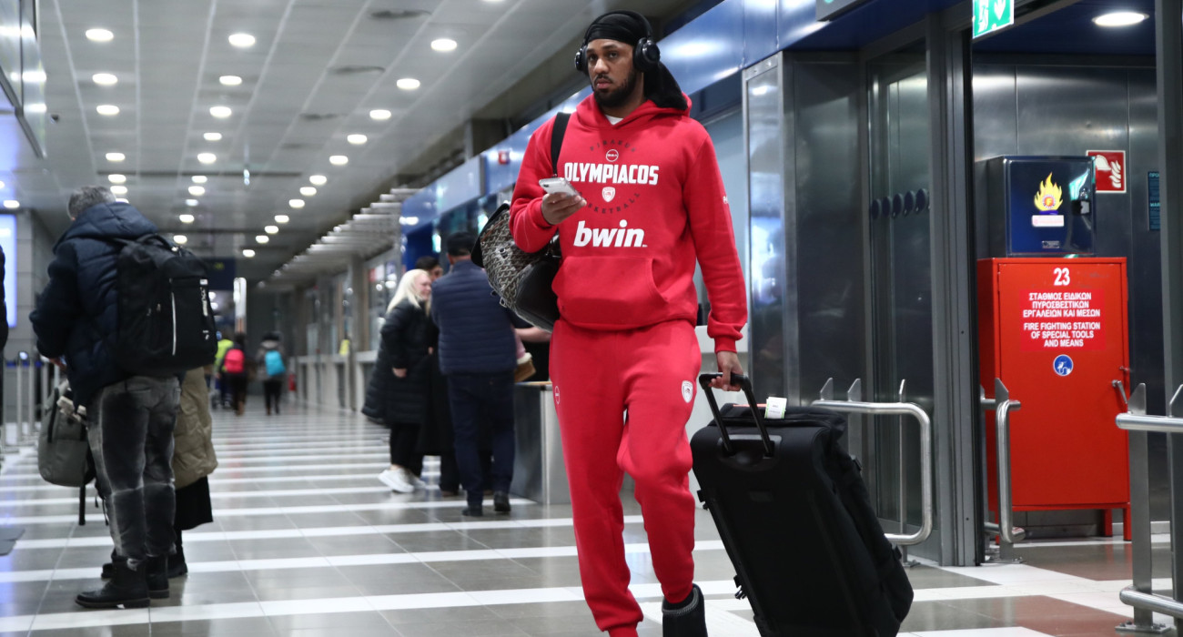 Ο Μόντε Μόρις με τα χ΄ρωματα του Ολυμπιακού, Πηγή: Olympiacos BC