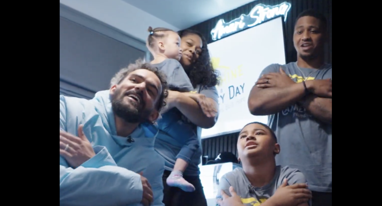 Ο Τρέι Γιανγκ κανει τον πανηγυρισμο του με το παιδι που έκανε δώρο / source: X/ATLHawks