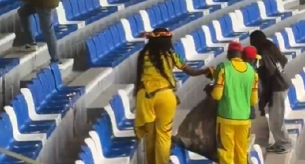 Οι οπαδοί της Σενεγάλης μάζεψαν τα σκουπίδια τους / Screenshot