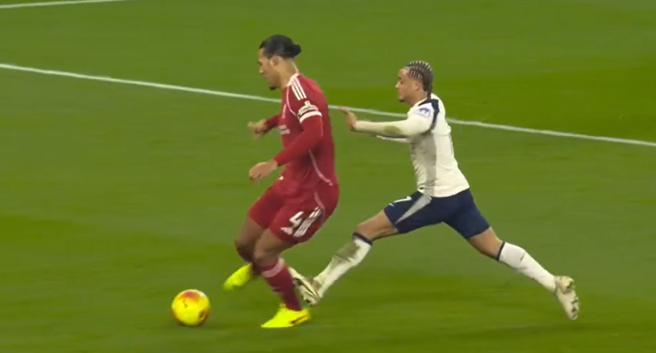 Το σκληρό τάκλιν του Τσάβι Σίμονς στον Φαν Ντάικ / Screenshot