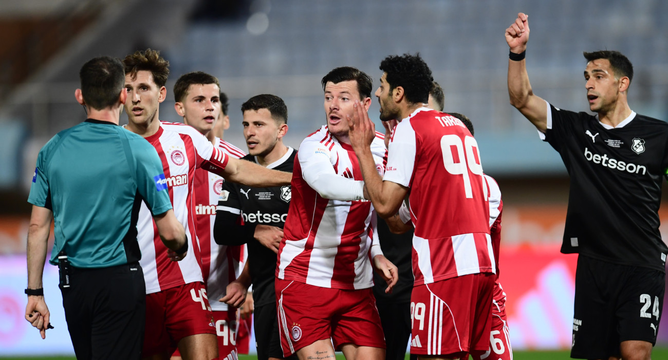 Οι ποδοσφαιριστές του Ολυμπιακού διαμαρτύρονται στον διαιτητή για την ακύρωση του γκολ του Μουζακίτη / Πηγή: Eurokinissi