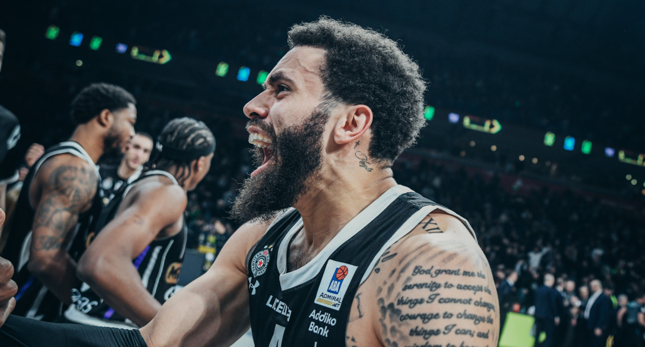 Ο Ντουέιν Ουάσινγκτον πανηγυρίζει με τη φανέλα της Παρτίζαν, Πηγή: ABA Liga/ KK Partizan