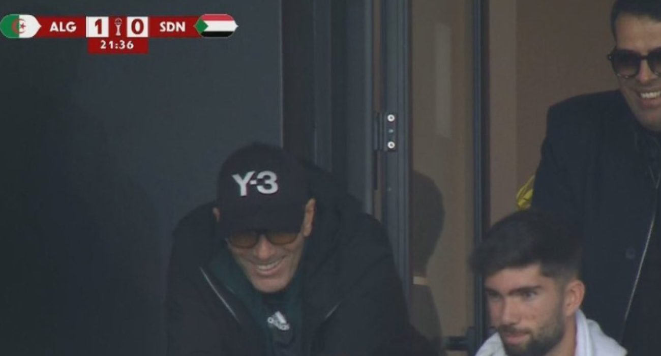 Ο Ζιντάν βλέποντας το Αλγερία - Σουδάν / Screenshot