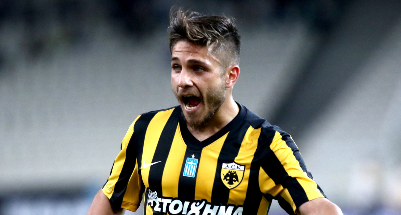 Ο Βαγγέλης Πλατέλλας με τη φανέλα της ΑΕΚ / Πηγή: Eurokinissi