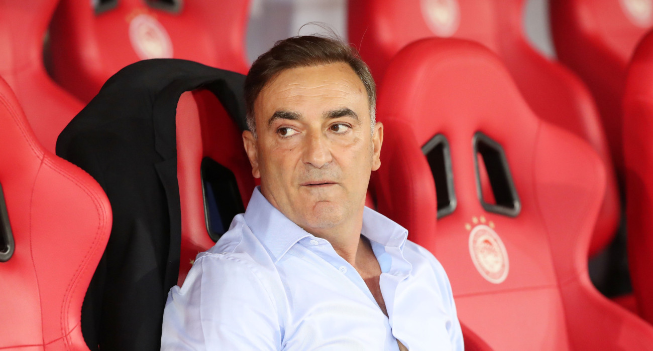 Ο Κάρλος Καρβαλιάλ στον πάγκο του Ολυμπιακού / Πηγή: Intime