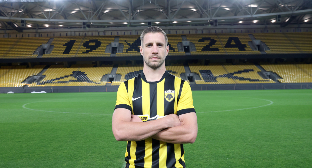 Ο Μπαρνάμπας Βάργκα με τη φανέλα της ΑΕΚ / Πηγή: Intime