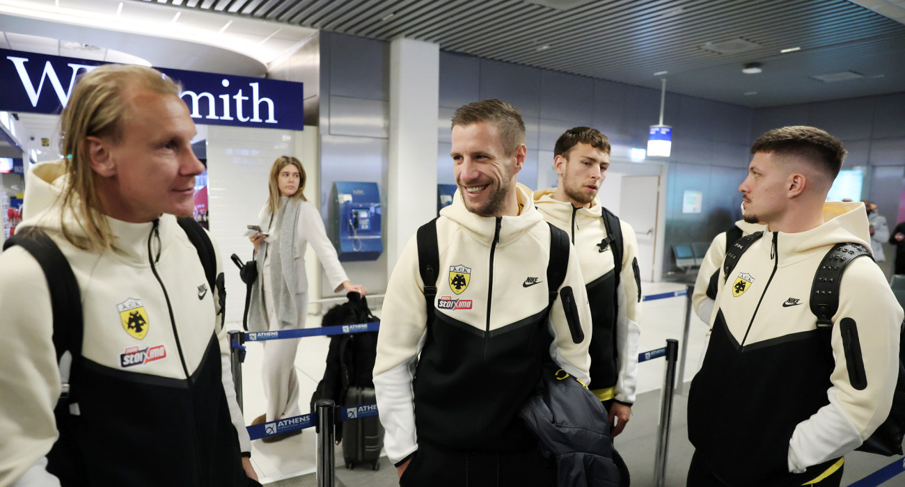 Ο Βάργκα με ποδοσφαιριστές της ΑΕΚ /Πηγή: Intime