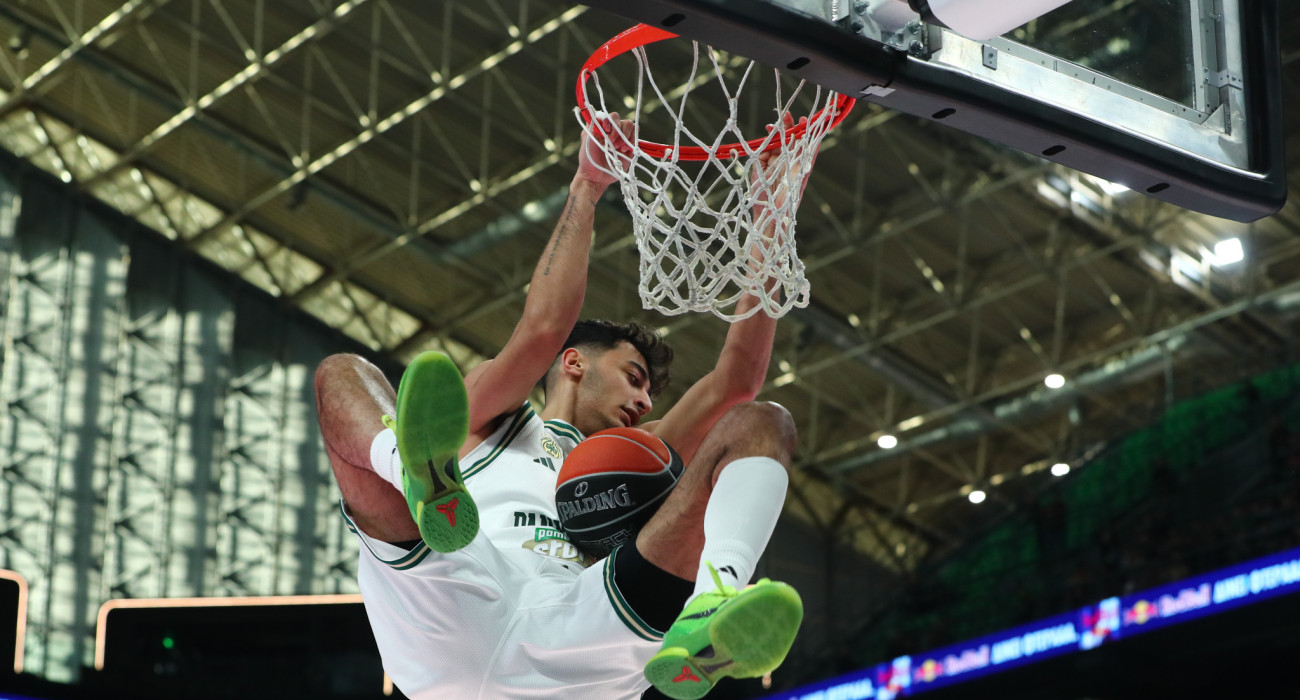 Ο Αλέξανδρος Σαμοντούροφ καρφώνει δυναμικά / Πηγή: ΙΝΤΙΜΕ