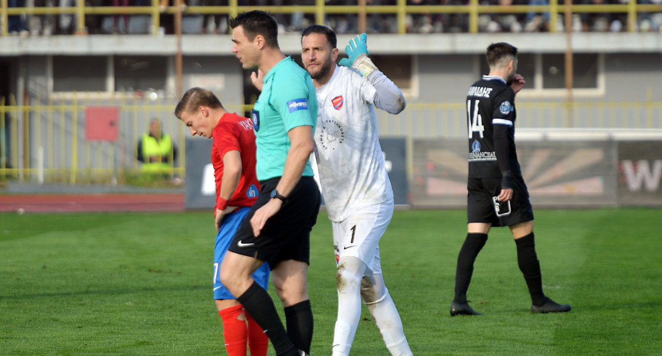 Ο Νίκος Γιαννακόπουλος διαμαρτύρεται στον διαιτητή Αλέξανδρο Κατσικογιάννη / Πηγή: Intime