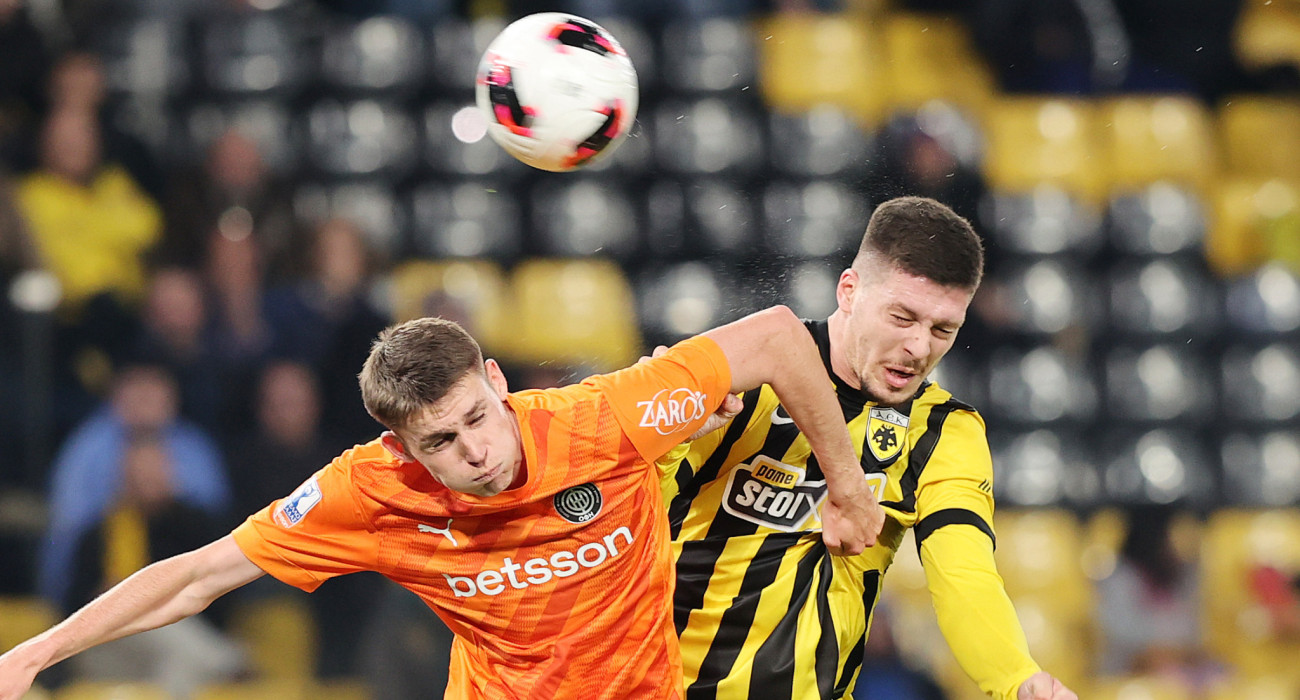 Η κεφαλιά του Γιόβιτς που κατέληξε στο δοκάρι / Πηγή: Intime