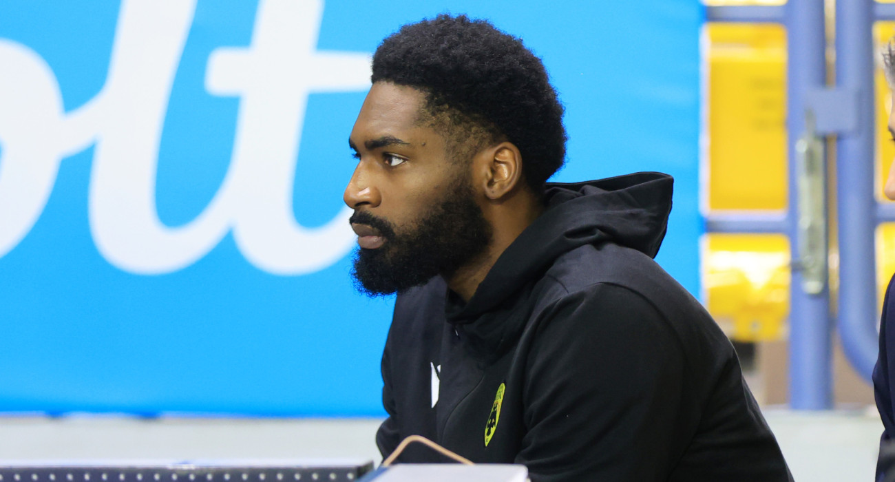 Ο Κισόν Φιζέλ στον πάγκο της ΑΕΚ, Πηγή: Intime