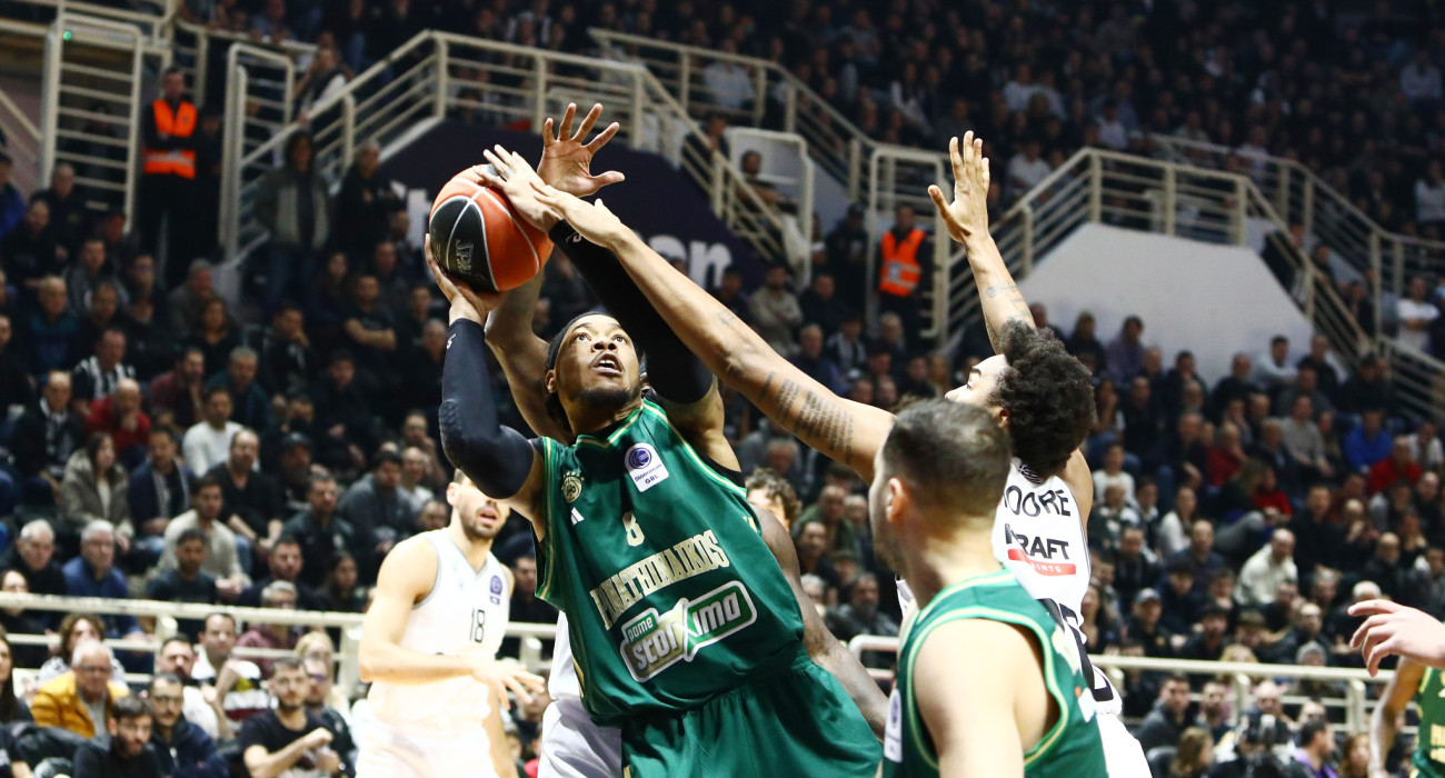 Το καλάθι του Χολμς μέσα στη ρακέτα του ΠΑΟΚ / Πηγή: ΙΝΤΙΜΕ