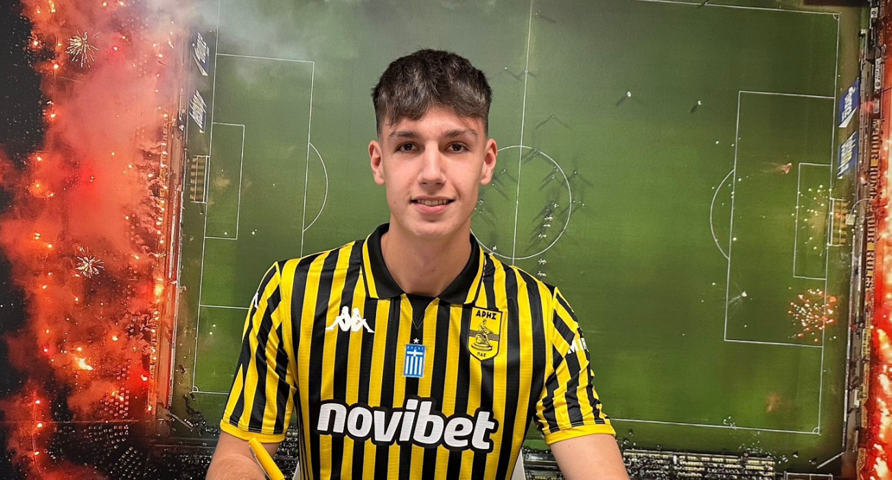 Ο Χρήστος Κάμψης υπογράφοντας το επαγγελματικό του συμβόλαιο/Πηγή: arisfc