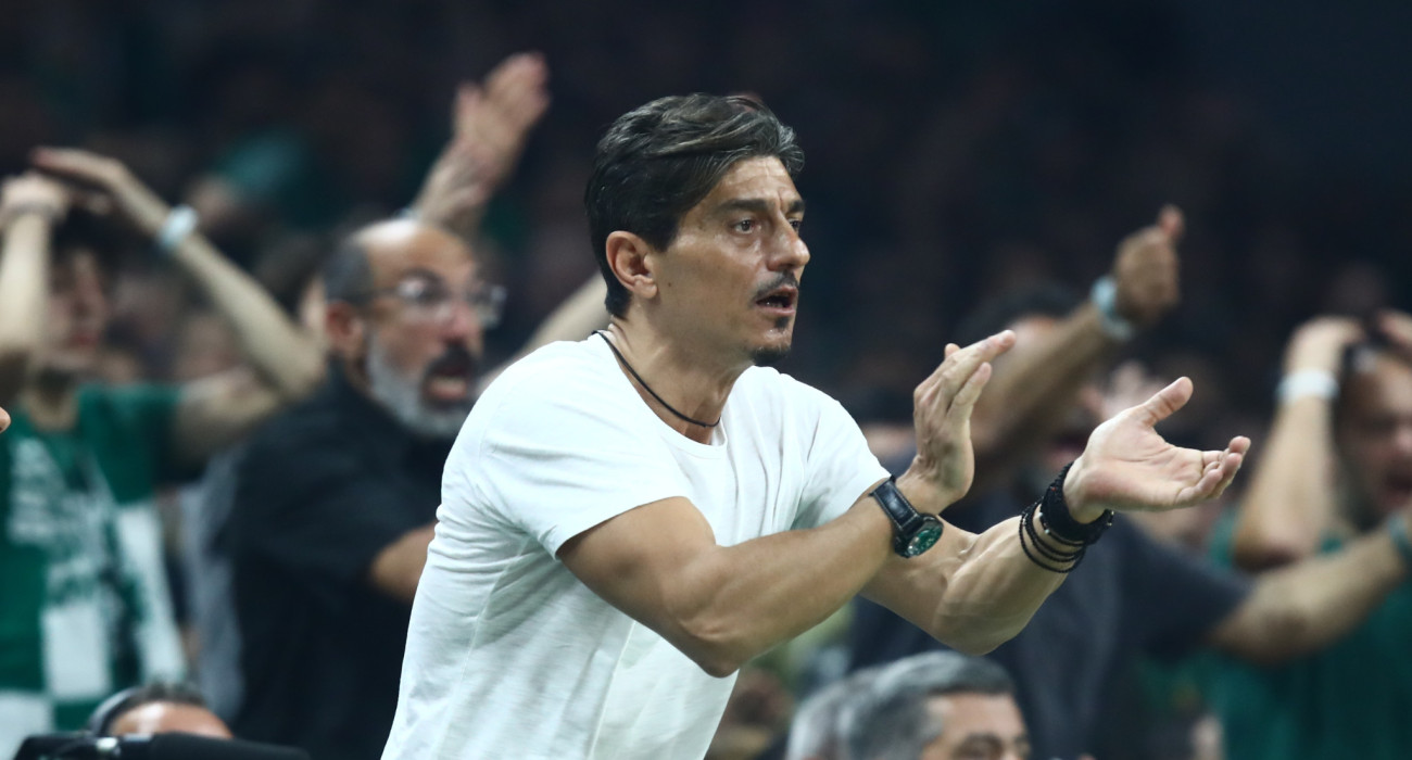 Ο Κ. Γιαννακόπουλος εμψυχώνει τους παίκτες του Παναθηναϊκού / Πηγή: Eurokinissi