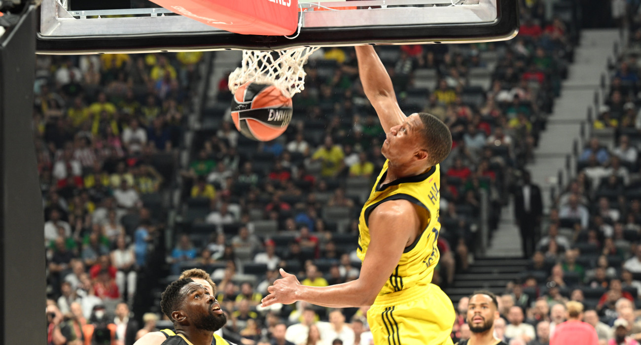 Ο Ντέβον Χολ καρφώνει με μανία στο καλάθι της Μονακό, στον τελικό της περσινής Euroleague / Πηγή: Eurokinissi