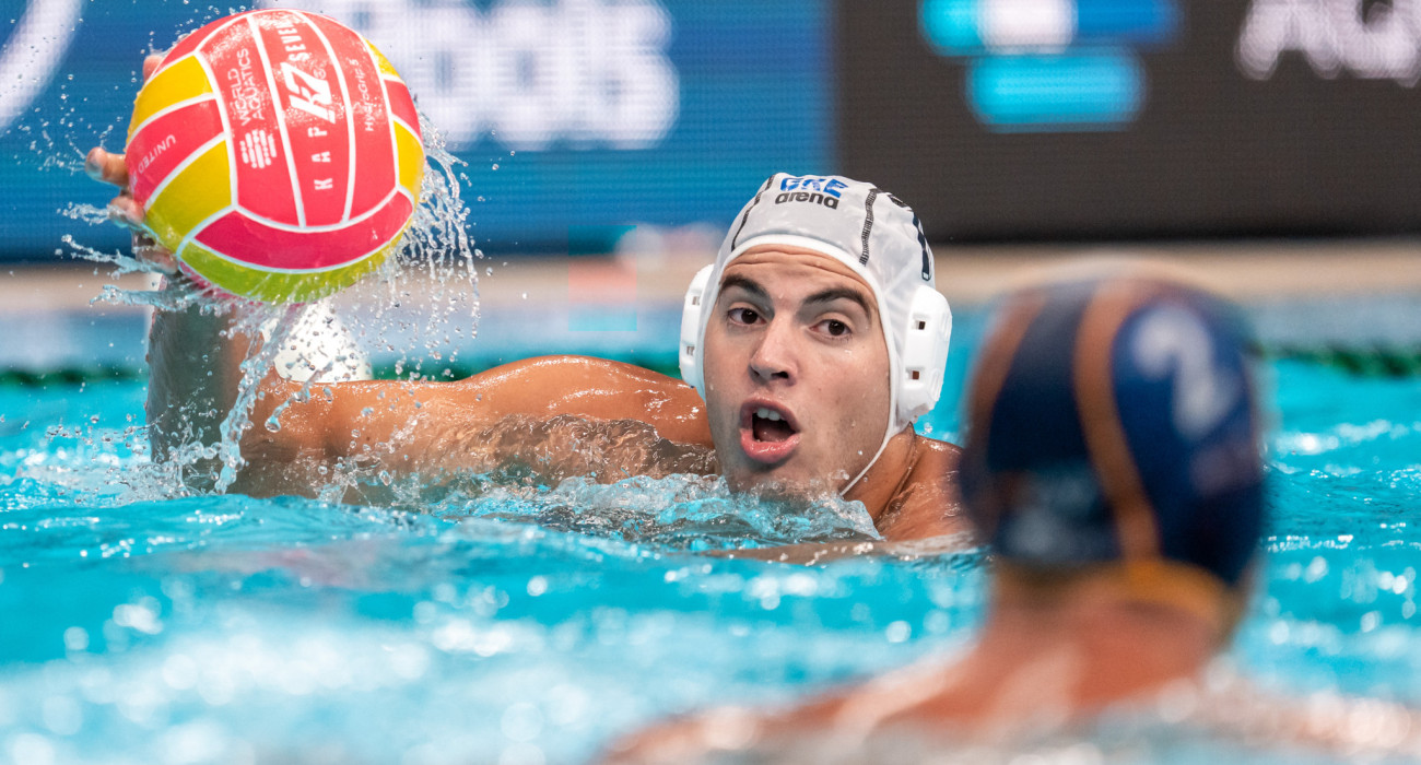 Ο Νίκος Γκίλλας με το σκουφάκι της Εθνικής στο Παγκόσμιο της Σιγκαπούρης / Πηγή: Eurokinissi / Αναστασία Καρεκλά