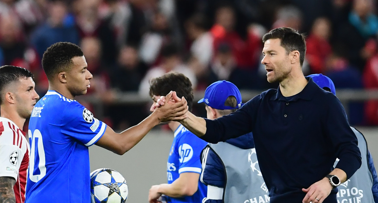 Ο Κιλιάν Εμπαπέ με τον Τσάμπι Αλόνσο / Πηγή: Eurokinissi