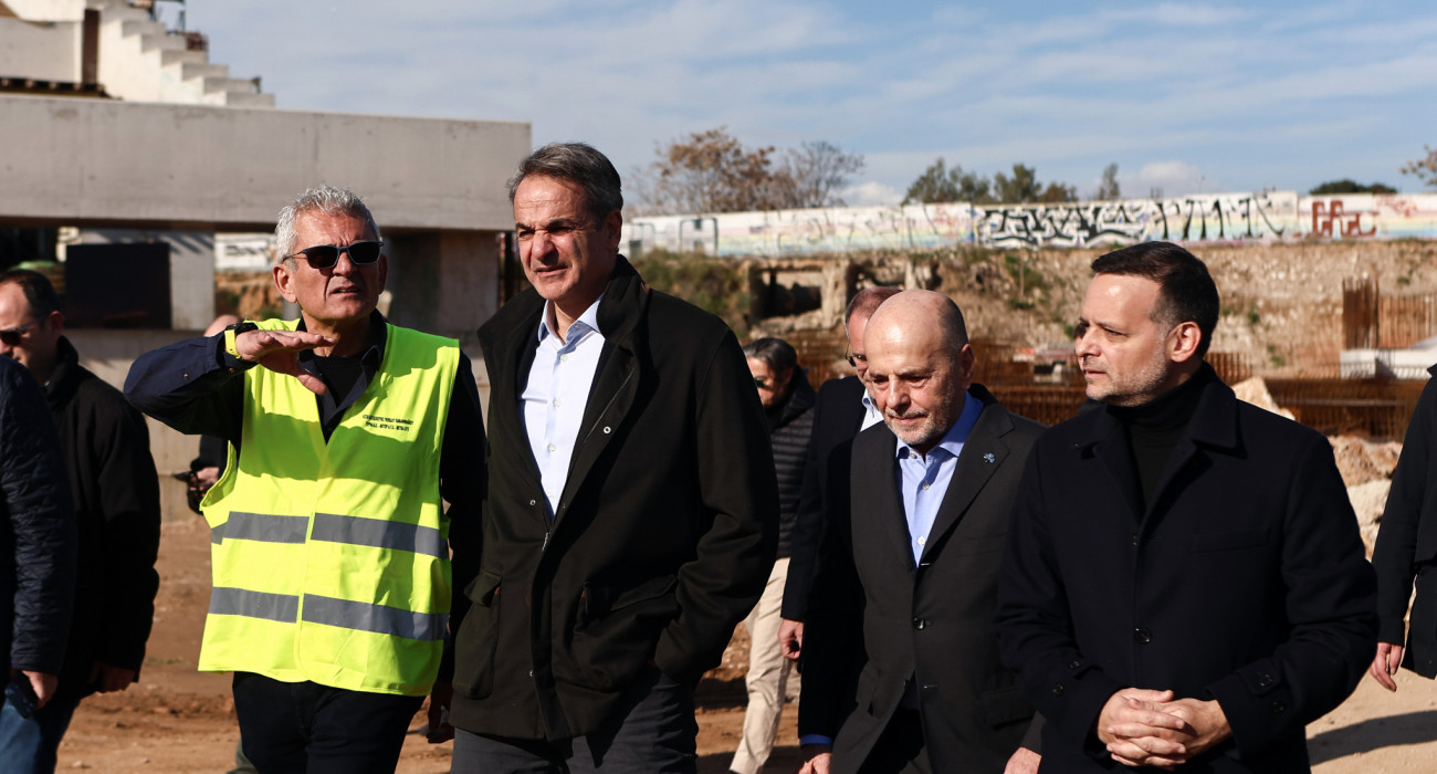 Ο Κυριάκος Μητσοτάκης με τους Γιάννη Αλαφούζο και Χάρη Δούκα στον Βοτανικό / Πηγή: Eurokinissi