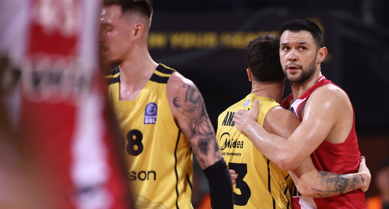 O Παπανικολάου και ο Μήτρου - Λονγκ αγκαλιάζονται / Πηγή: Eurokinissi