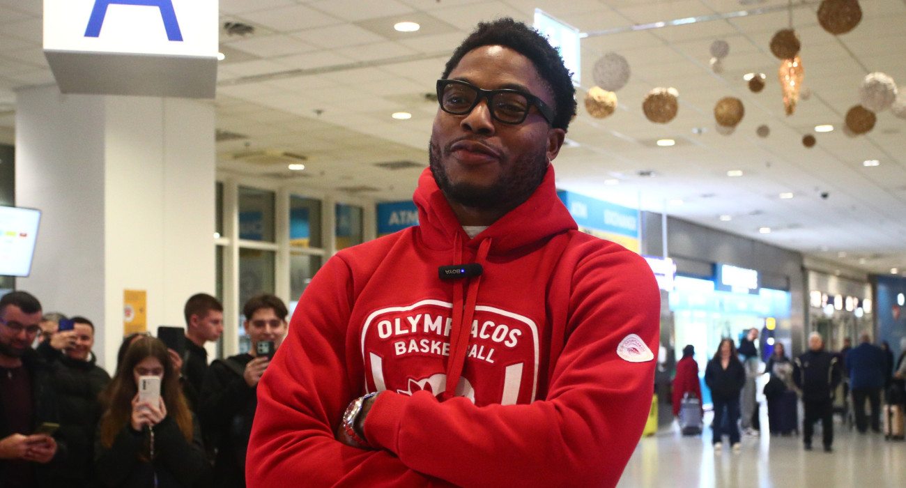 Ο Ταϊρίκ Τζόουνς  με τα ρούχα του Ολυμπιακού, Πηγή: Eurokinissi