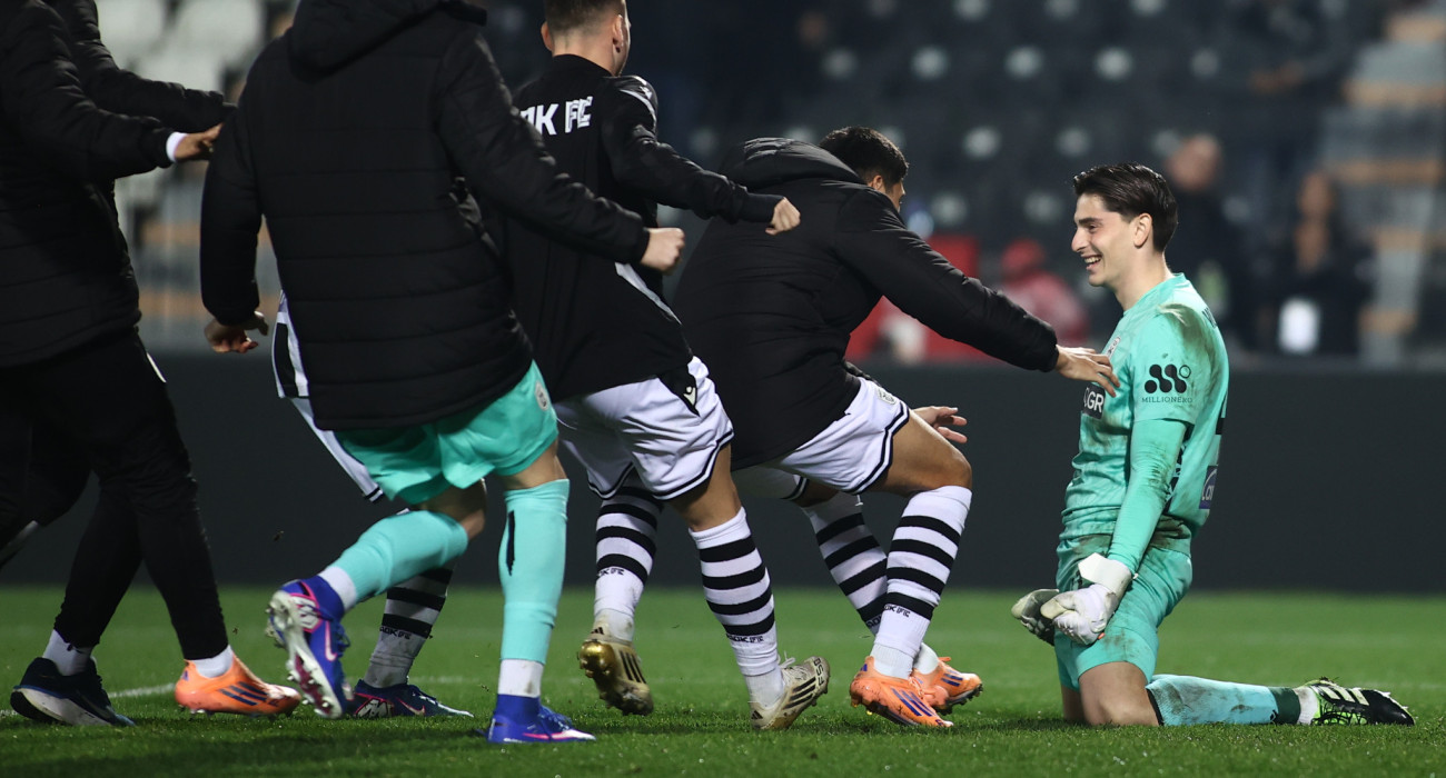 Οι παίκτες του ΠΑΟΚ πανηγυρίζουν με τον Μοναστηρλή μετά την απόκρουση του στο κρίσιμο πέναλτι / Πηγή: Eurokinissi