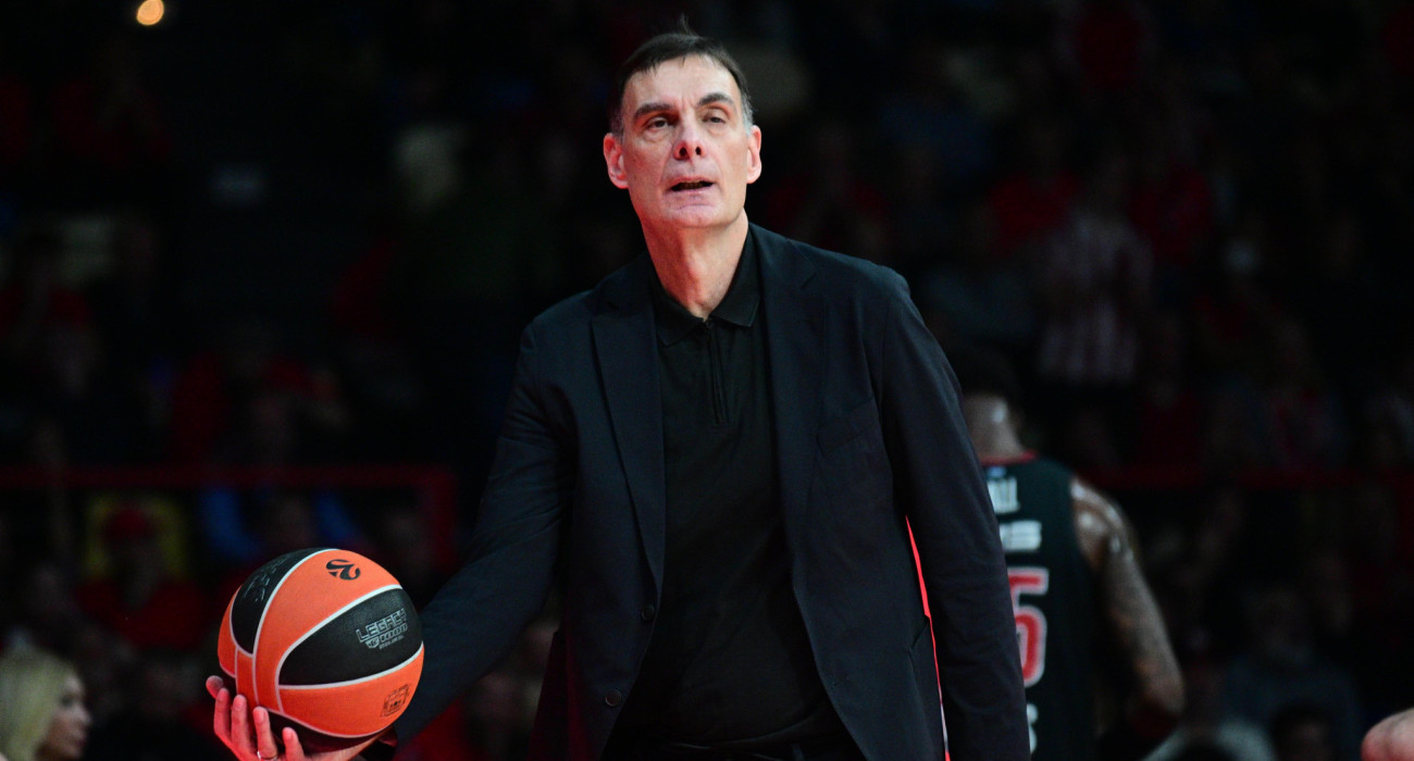 Ο Γιώργος Μπαρτζώκας στον πάγκο του Ολυμπιακού, Πηγή: Eurokinissi