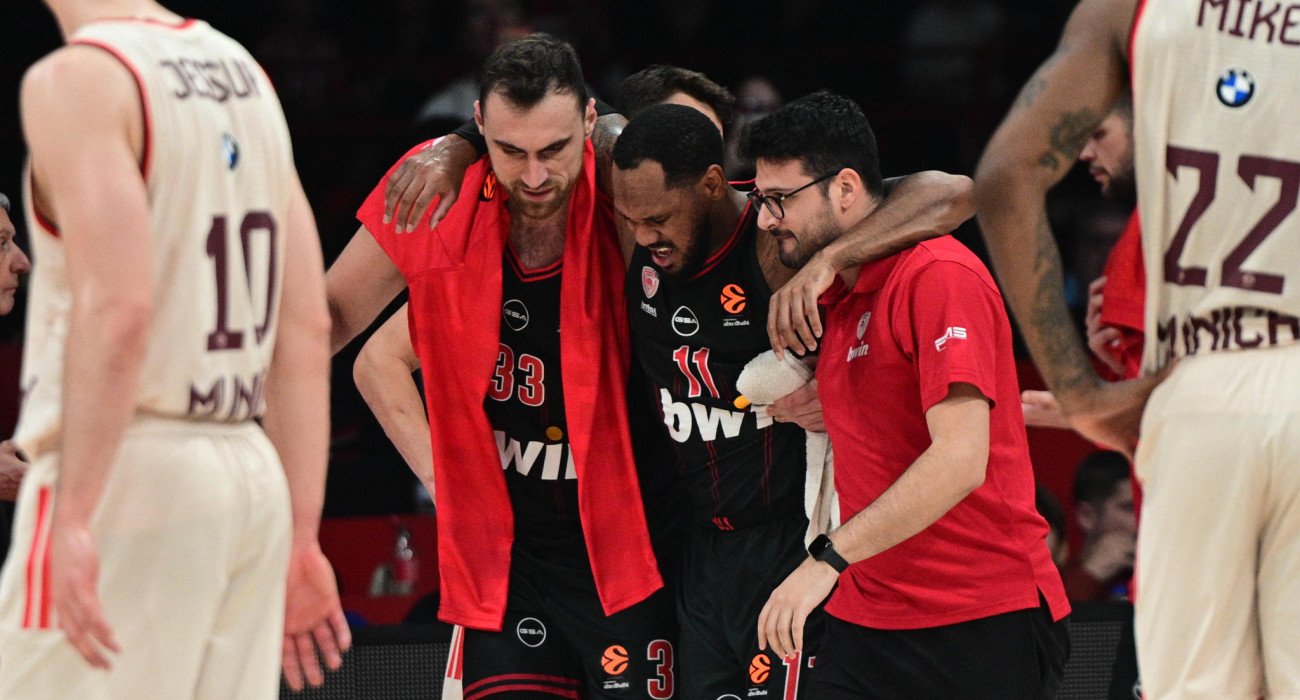 Ο Μόντε Μόρις αποχωρεί υποβασταζόμενος από το παρκέ του ΣΕΦ, Πηγή: Eurokinissi