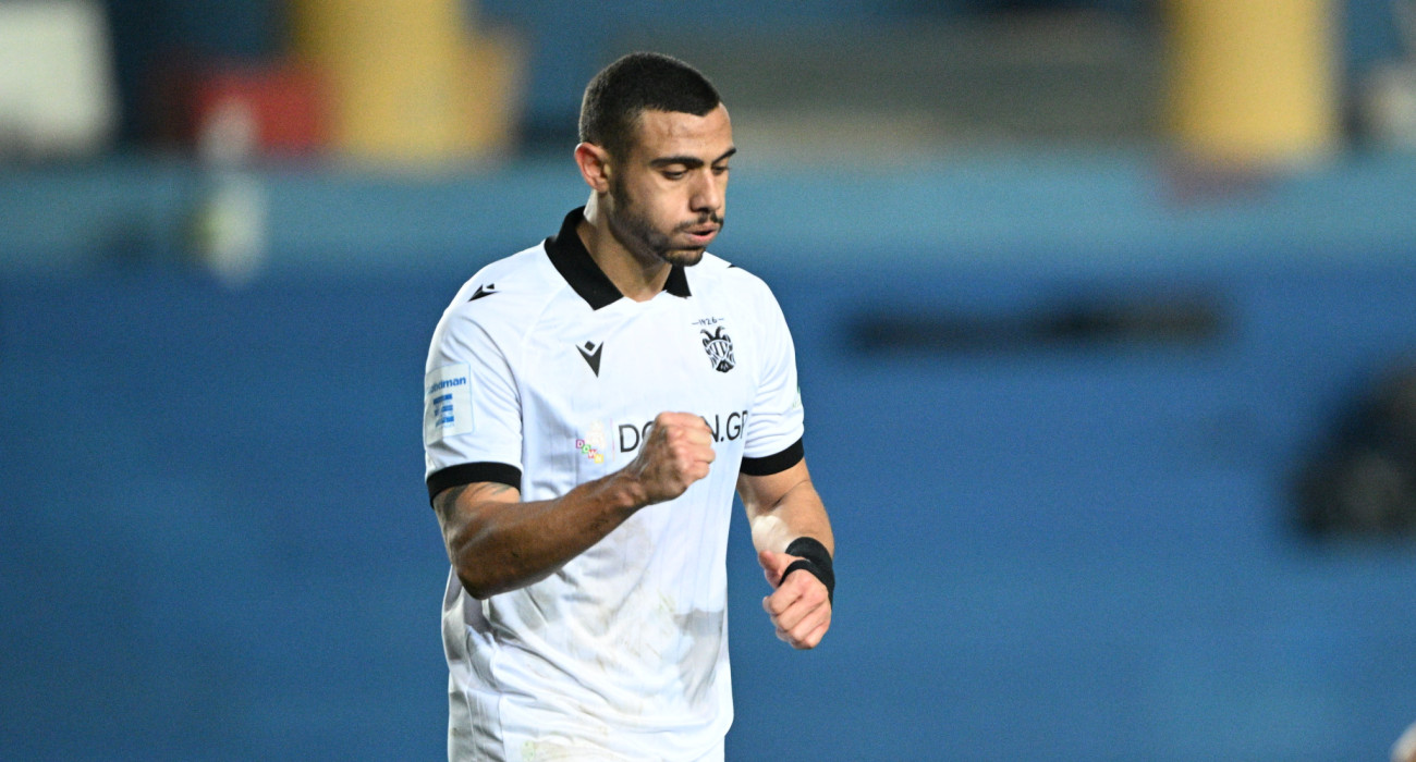 Ο Γιώργος Γιακουμάκης πανηγυρίζει με τη φανέλα του ΠΑΟΚ / Πηγή: Eurokinissi