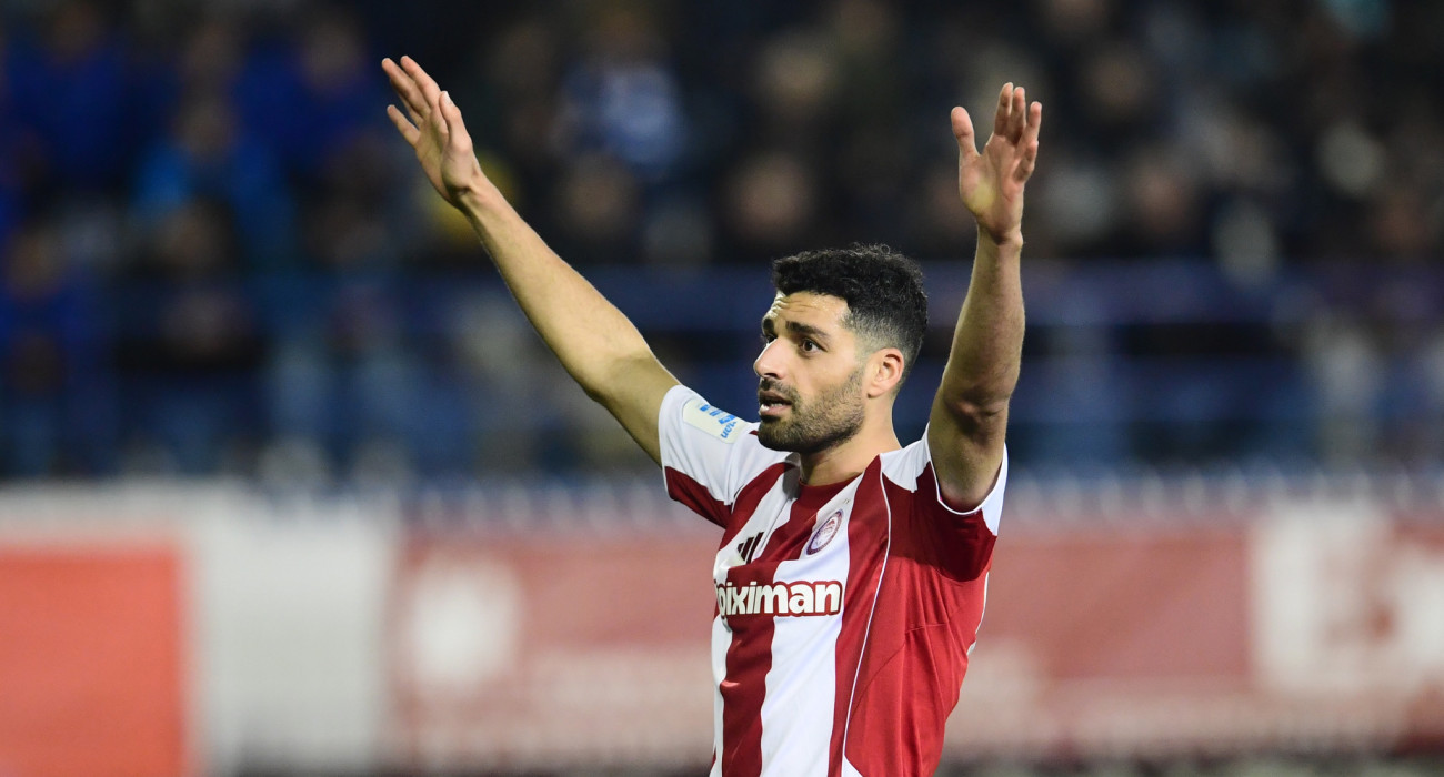 Ο Μέχντι Ταρέμι πανηγυρίζει το γκολ του με τον Ολυμπιακό / Πηγή: Eurokinissi