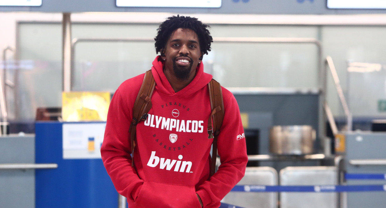 Ο Σακίλ ΜακΚίσικ στην αποστολή του Ολυμπιακού - Πηγή: Eurokinissi