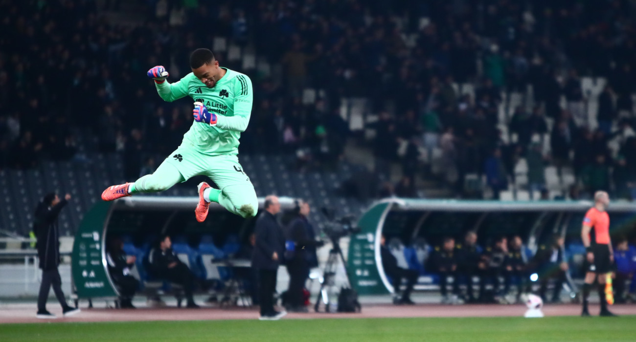 Ο Αλμπάν Λαφόν πανηγυρίζει με τη φανέλα του Παναθηναϊκού / Πηγή: Eurokinissi