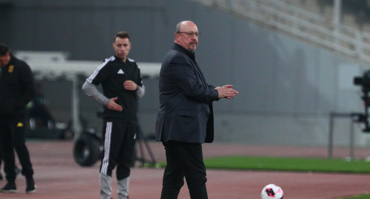 Ο Ράφα Μπενίτεθ δίνει οδηγίες στους παίκτες του / Πηγή: Eurokinissi