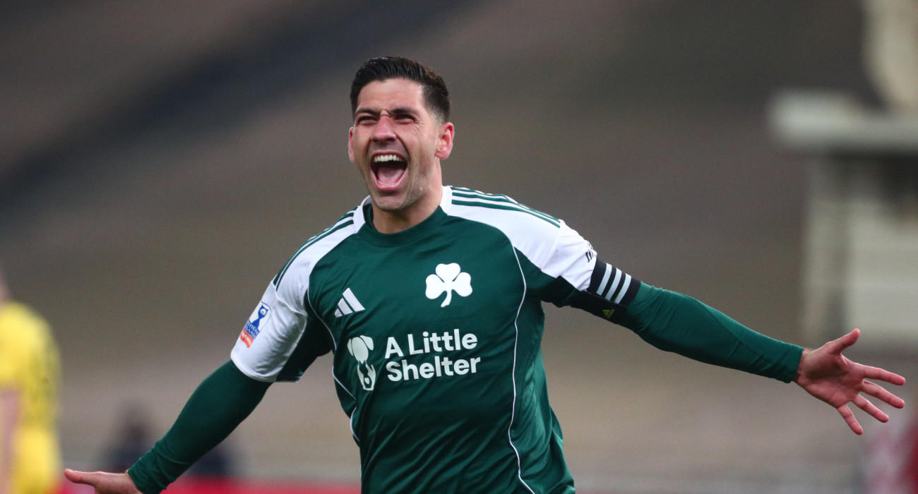 Ο Τάσος Μπακασέτας με τη φανέλα του Παναθηναϊκού πανηγυρίζει / Πηγή: Eurokinissi