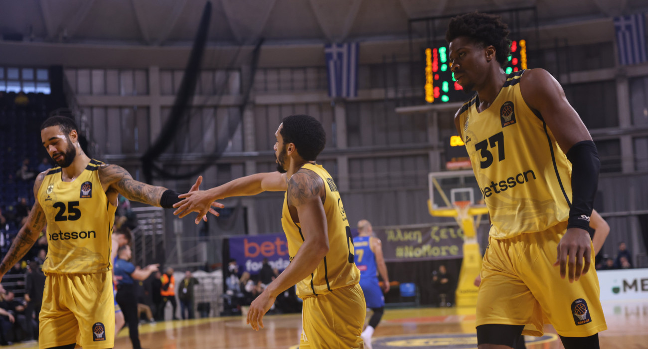 Μιτρου Λονγκ, Κωστας Αντετοκουμπο και Χάρελ Ρόνι με την φανέλα του Άρη / πηγή: eurokinissi